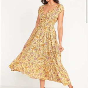 NWT. Short-Sleeve Waist-Defined Smocked Printed Midi Dress for Women